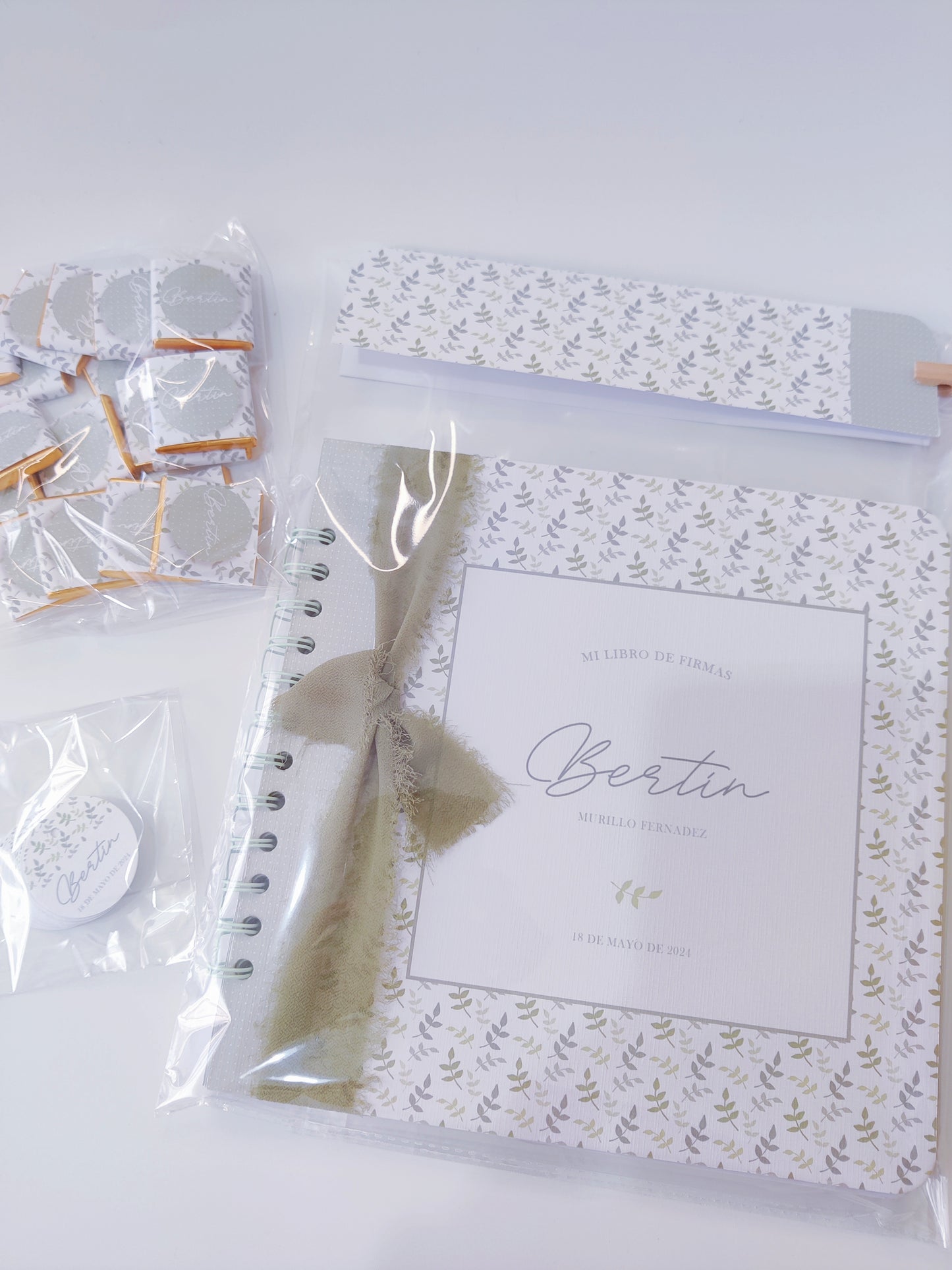 Libro de firmas personalizado Primera Comunión COLECCIÓN HOJITAS