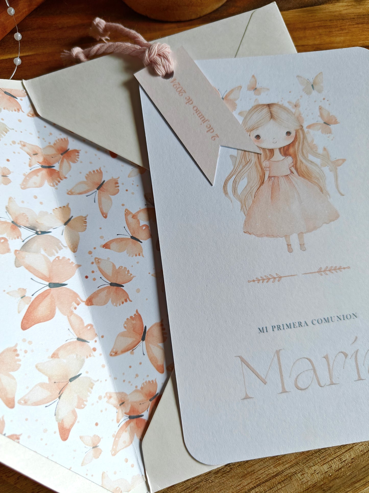 Invitación impresa personalizada con banderín Comunión COLECCIÓN BUTTERFLY