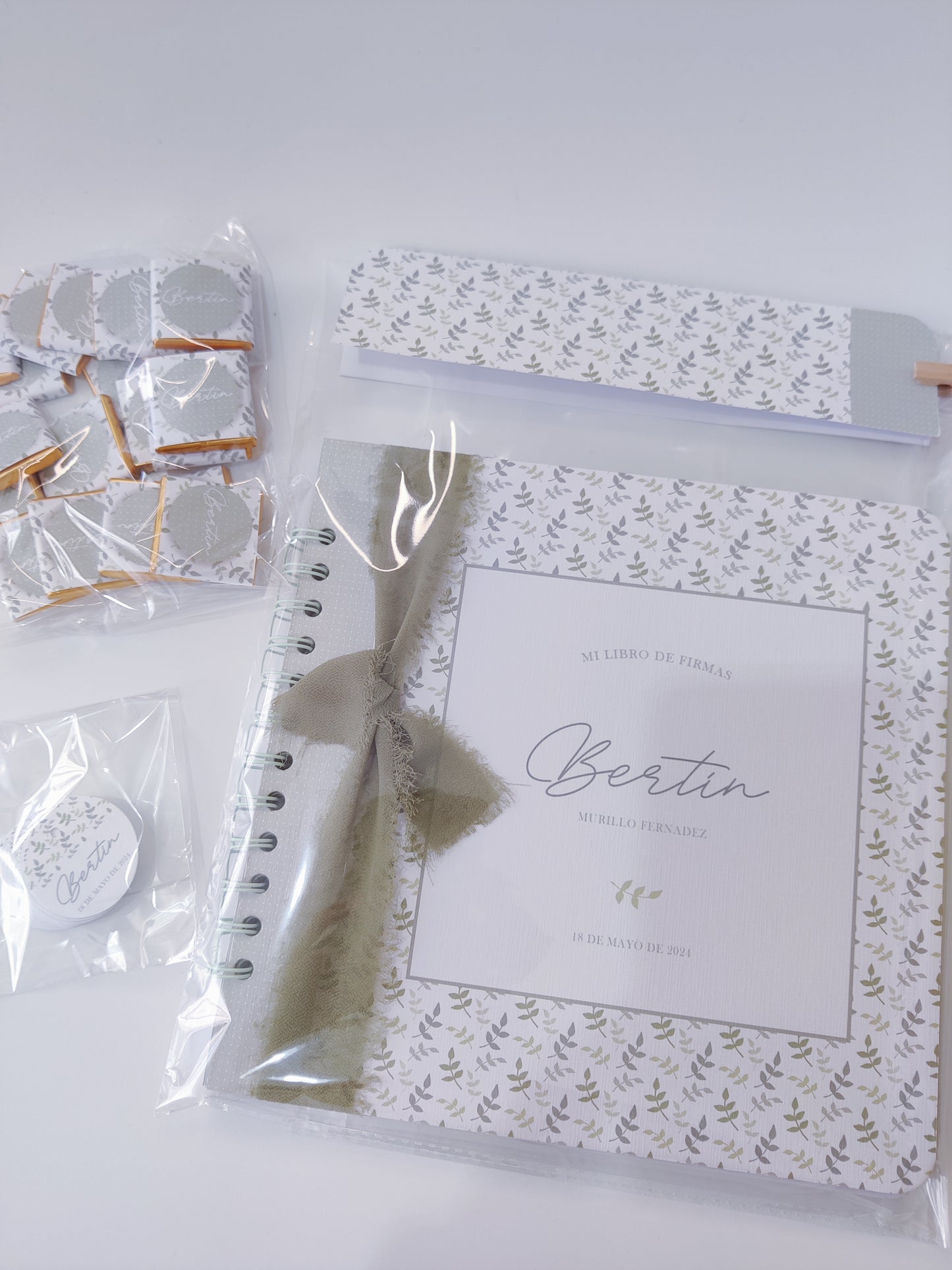 Libro de firmas personalizado Primera Comunión COLECCIÓN HOJITAS