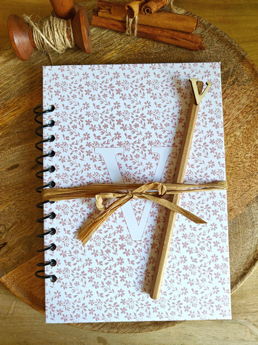Libreta con lapiz inicial personalizada Flores e Inicial