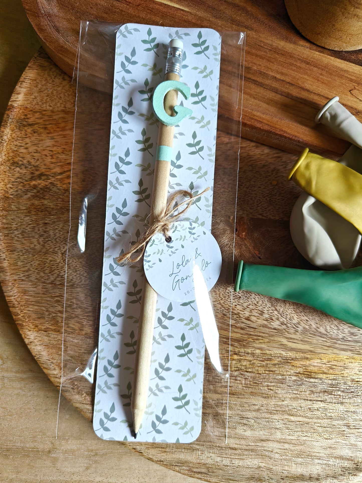 Lapiz madera natural con inicial COLECCIÓN HOJITAS