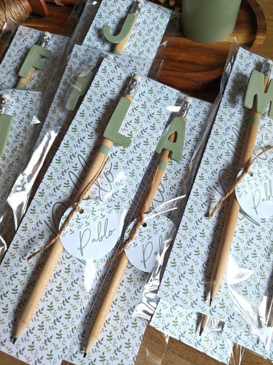 Lapiz madera natural con inicial COLECCIÓN HOJITAS
