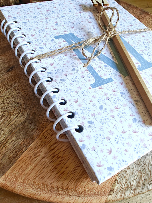 Libreta con lapiz inicial personalizada Flores e Inicial