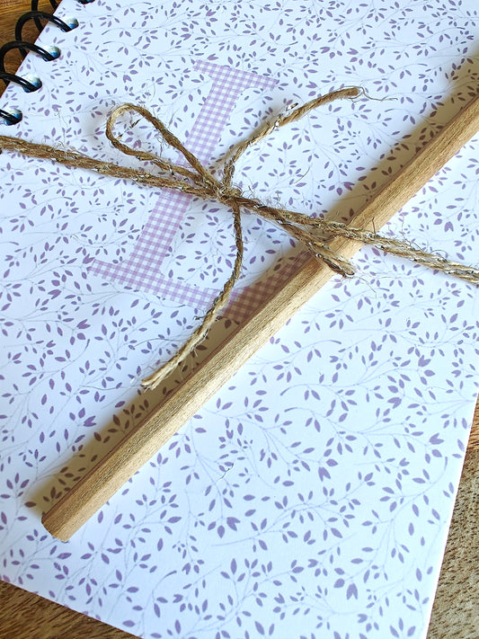 Libreta con lapiz inicial personalizada