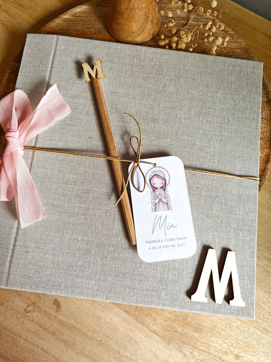 Libro de firmas / fotos con inicial de madera, personalizado.  Primera Comunión COLECCIÓN VIRGENCITA