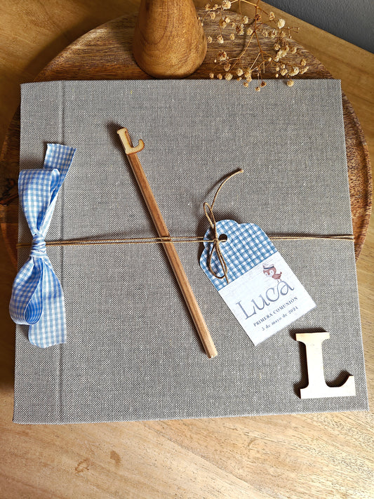 Libro de firmas / fotos con inicial de madera, personalizado.  Primera Comunión