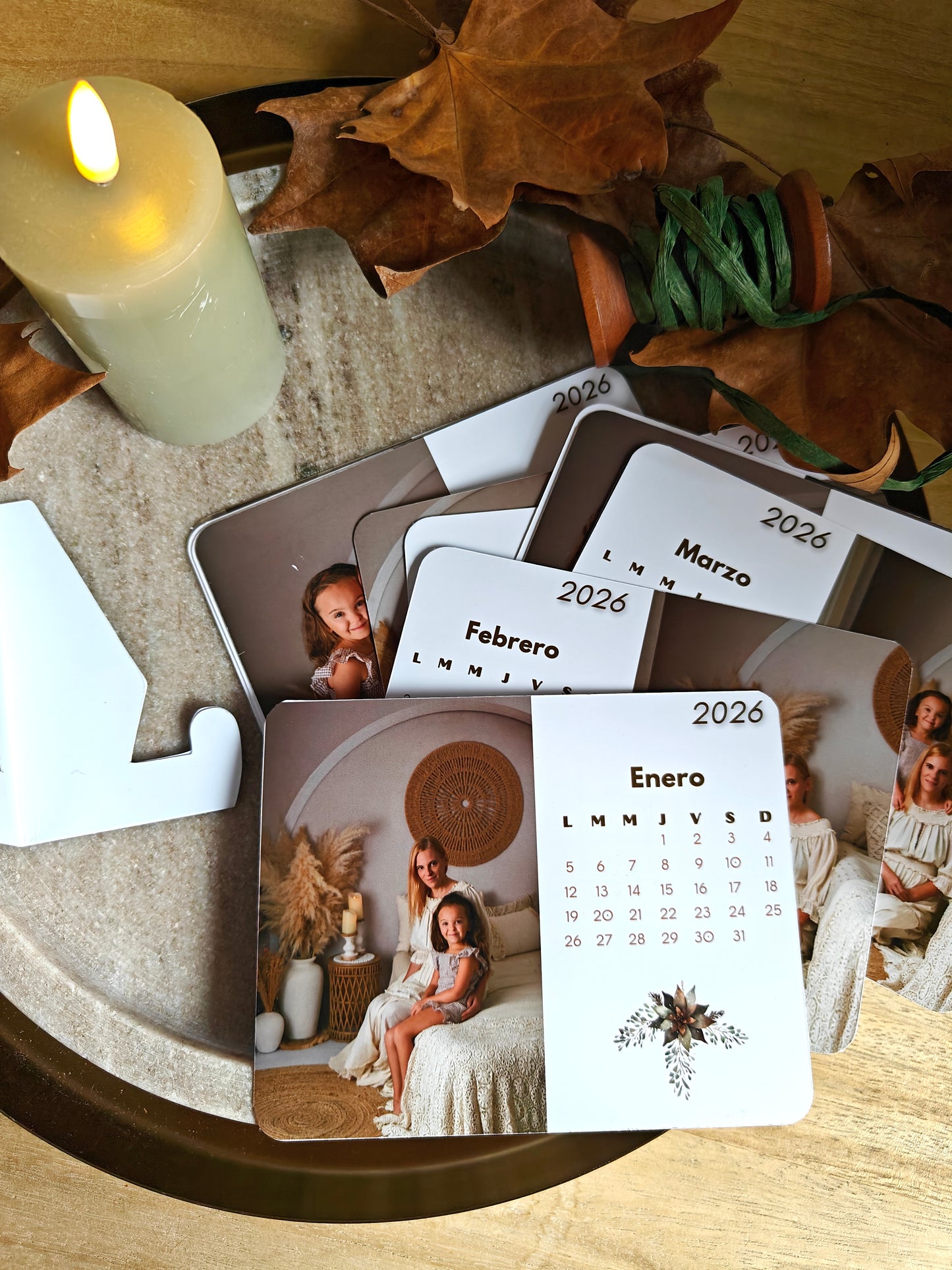 Calendario 2026 con foto sobre soporte