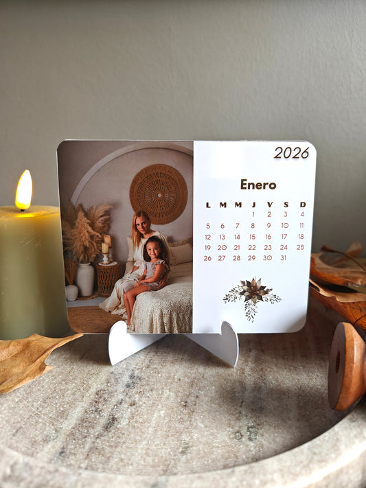 Calendario 2026 con foto sobre soporte